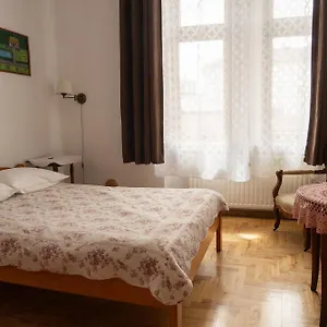 3* לינה וארוחת בוקר Kolory Guest House